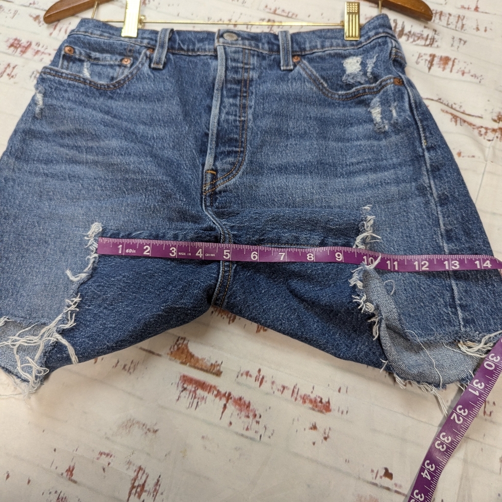 Levis 501 cut off jean shorts - Picture 8 of 10